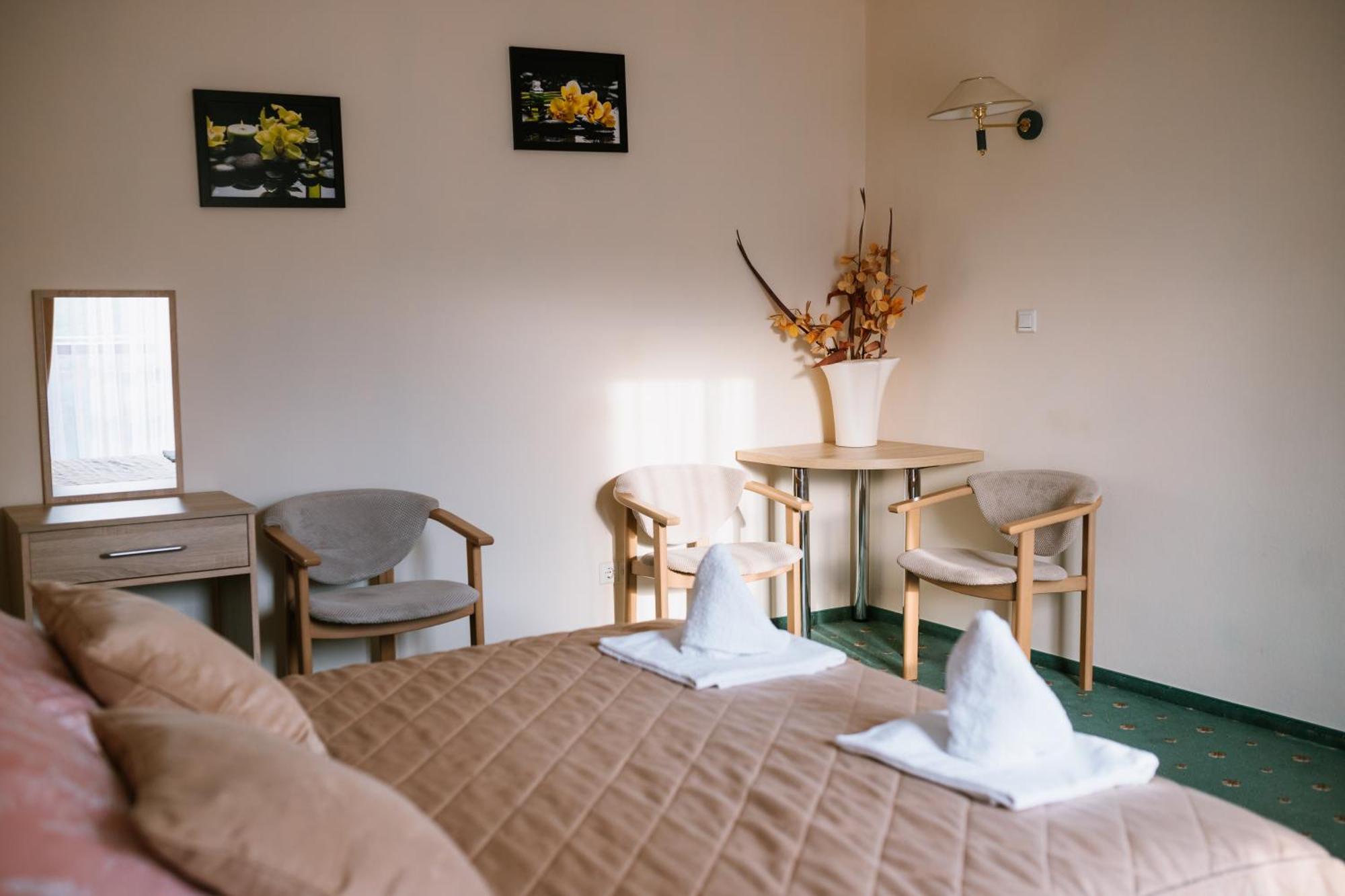 Ośrodek Szkoleniowo Wypoczynkowy ROŻNÓW Hotel Exterior foto