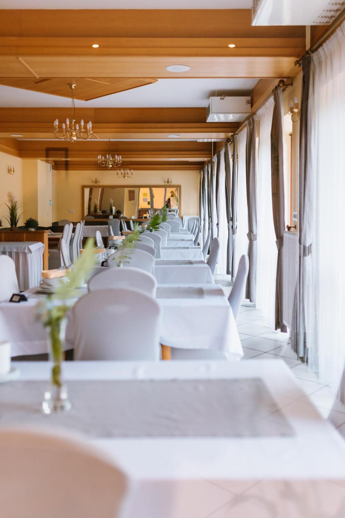 Ośrodek Szkoleniowo Wypoczynkowy ROŻNÓW Hotel Exterior foto