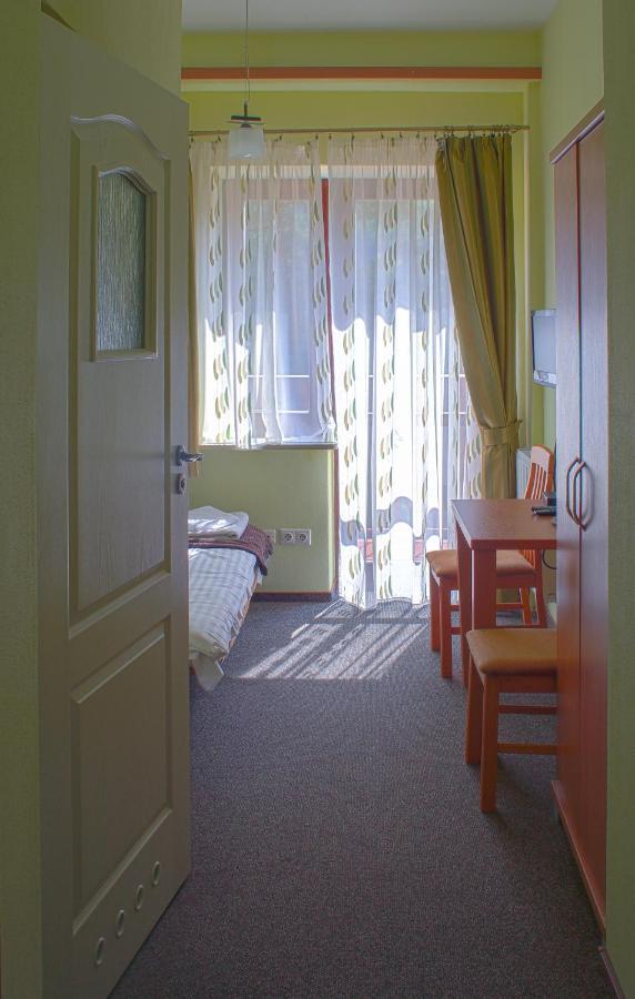 Ośrodek Szkoleniowo Wypoczynkowy ROŻNÓW Hotel Exterior foto